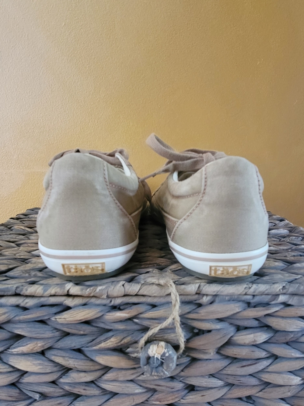 Taos Sz 7 Casual Beige Suede Lace-Up Sneakers - Picture 3 of 9